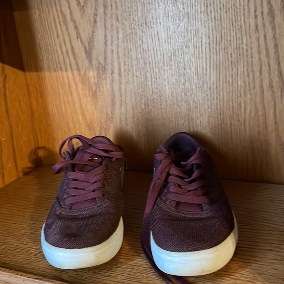Burgundy nike shoes - Picture 2 of 3
